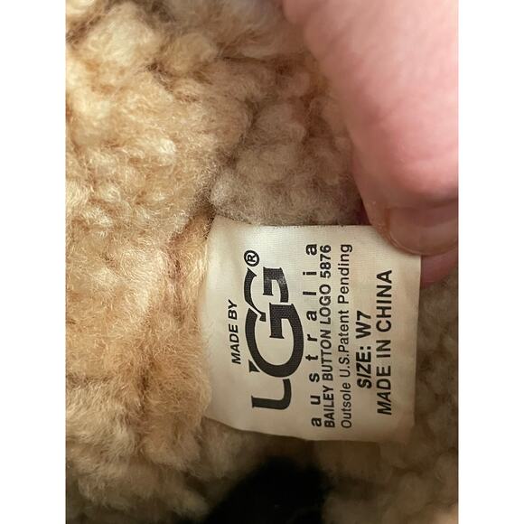 UGG Bailey boots fur lined button pull on logo size women’s 7 tan - Picture 8 of 10